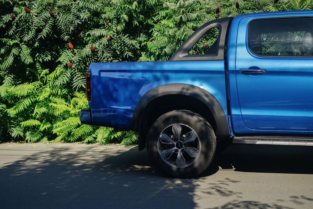 Blue dual-cab ute
